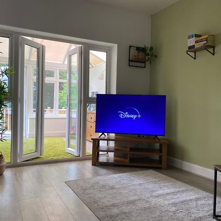 סאות'המפטון Accessible 3-Bedroom Bungalow With Patio +Driveway מראה חיצוני תמונה